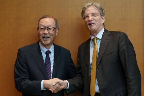 Jiji Press President Katsuhiko Sakai and AFP’s Chairman & CEO Fabrice Fries